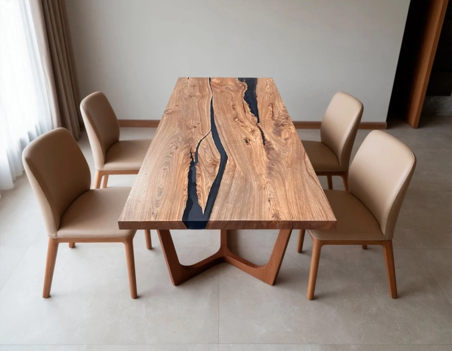 Деревянный стол Fog со смолой в светлой кухне-гостиной скандинавского стиля со стульями из дерева