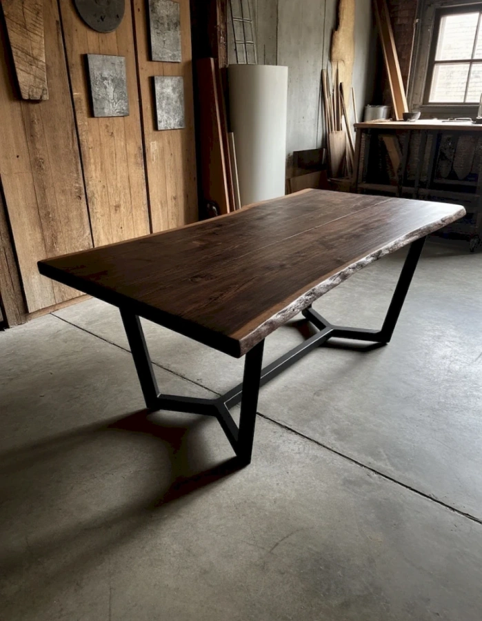 Темный стол длинный обеденный из слэба твердых пород с живой кромкой и металлическим основанием