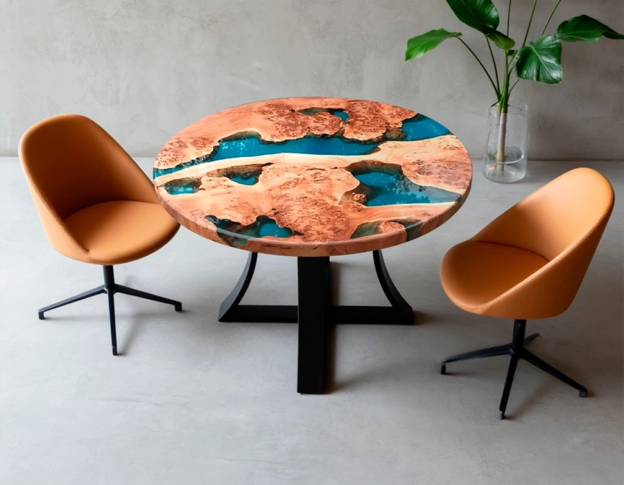 Круглый деревянный стол с эпоксидной смолой Delight в современной столовой зоне в стиле лофт.