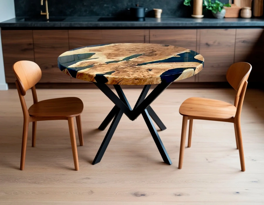 Стол река из массива Ивы, скандинавские стулья рядом с кухней с фвасадами из сореного дуба