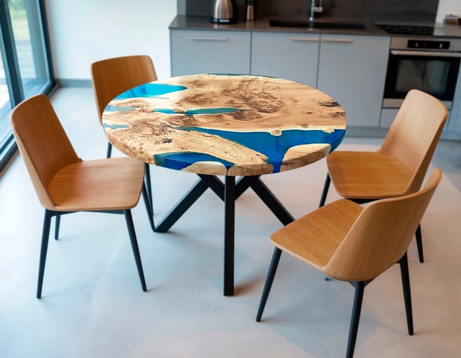 Стол Barneo и 4 стула в современной квартире с серой кухней id-1252.322