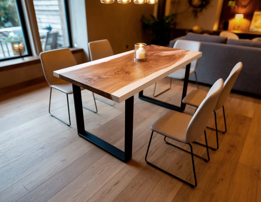 Обеденный стол из массива горного вяза 145x80 см с белой эпоксидной смолой Молоко в интерьере кухни-гостиной