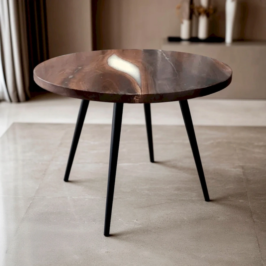 Обеденный стол с эпоксидной смолой в минималистическом интерьере столовой