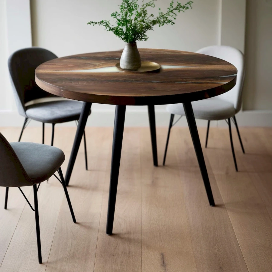 Круглый деревянный обеденный стол из американского ореха в современном интерьере столовой зоны