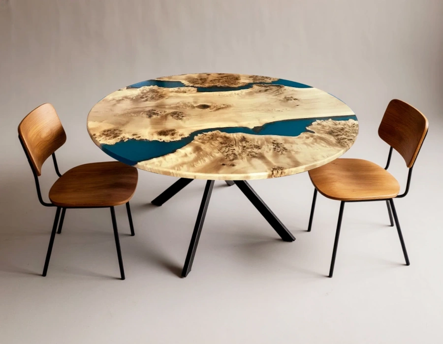 Дизайнерский круглый стол из массива тополя Poplar в минималистичной скандинавской гостиной-столовой