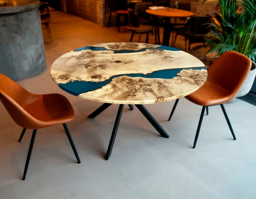 Круглый стол из массива тополя и эпоксидной смолы в интерьере ресторана в стиле лофт с кирпичной стеной