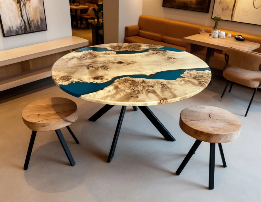 Обеденный стол Poplar из из массива тополя и смолы в светлой столовой скандинавского стиля