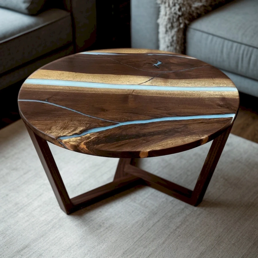 Эксклюзивный круглый журнальный столик из чёрного ореха с белой эпоксидной смолой река на светлом фоне гостиной.