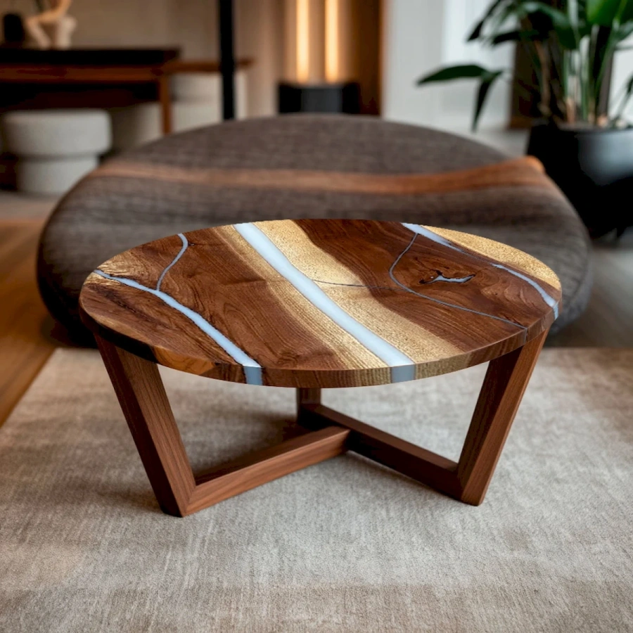 Журнальный круглый столик из ореха и эпоксидки в интерьере современной гостиной с диваном лаунж стиля