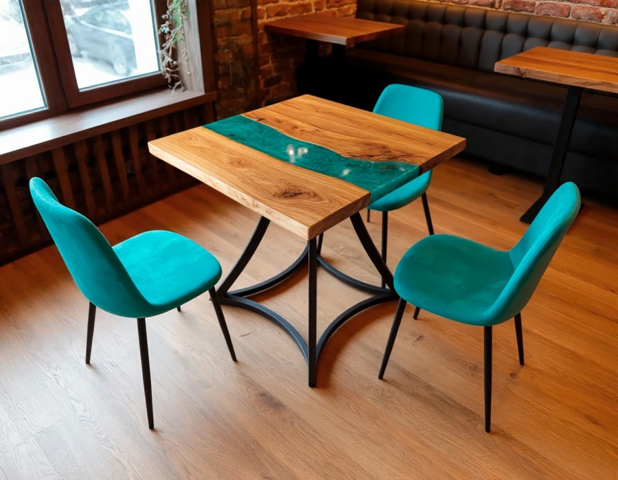 Обеденный стол из вяза и эпоксидки с коваными ножками в интерьере бара в стиле лоф с кирпичной стеной