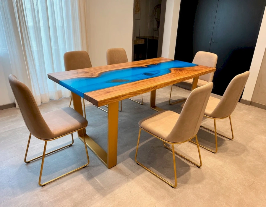 Металлические ножки стола с золотистым покрытием, вид снизу, устойчивая конструкция