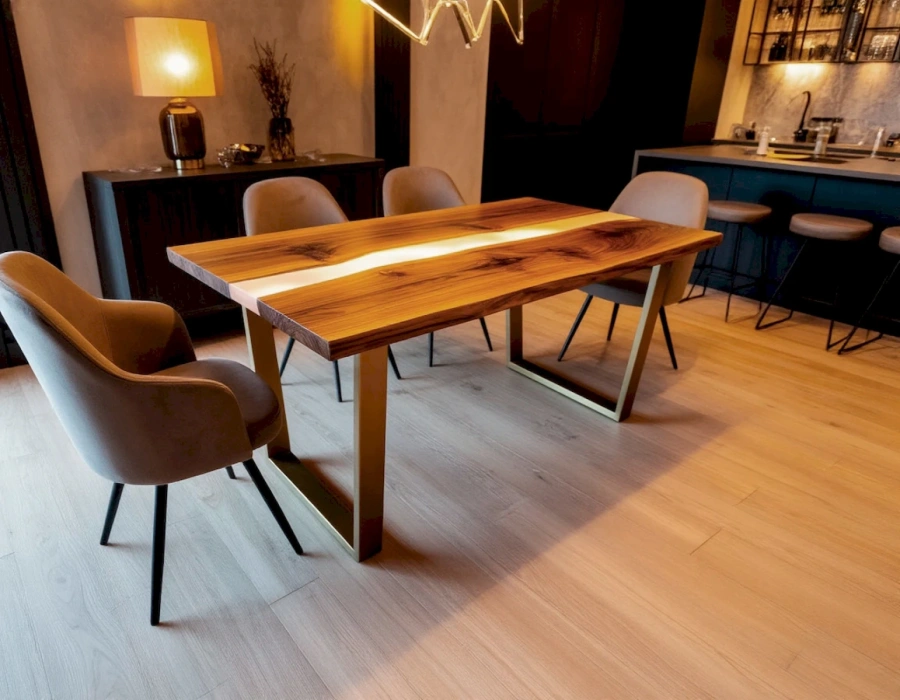  Стол из светлого вяза с белой эпоксидной рекой в светлой кухне скандинавского стиля