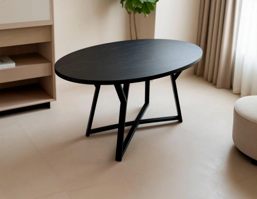 Черный овальный стол 150см на 80см из вяза в интерьере кухни-гостиной в современном стиле стандартной квартиры