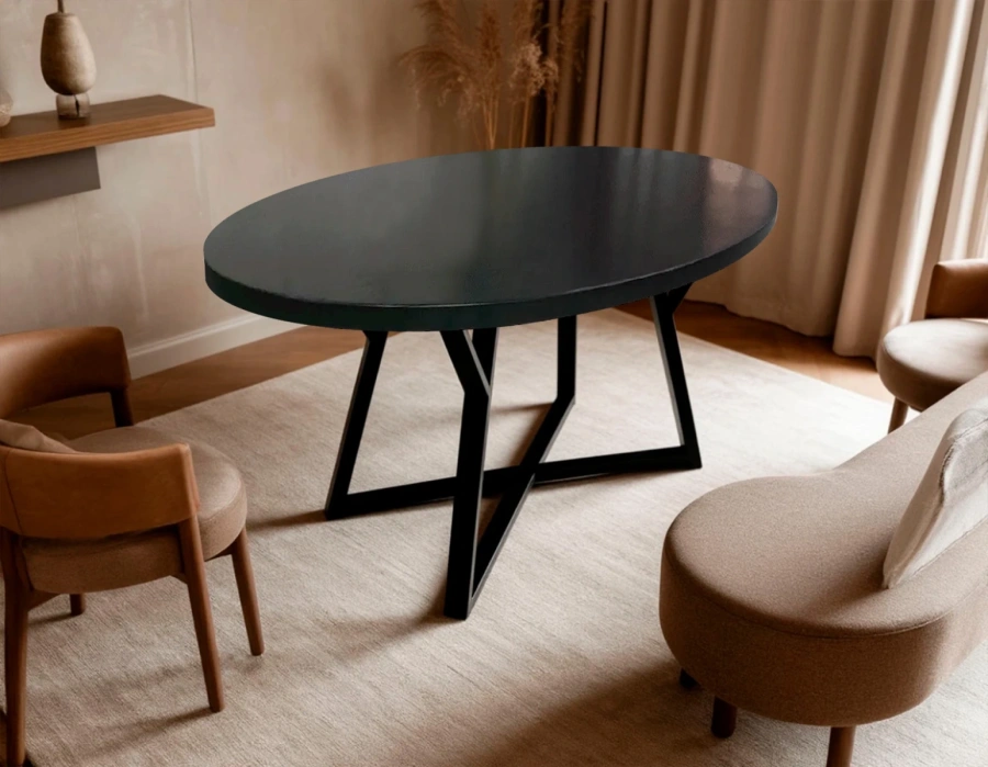 Черный овальный обеденный стол в светлой столовой скандинавского стиля со светлыми стульями