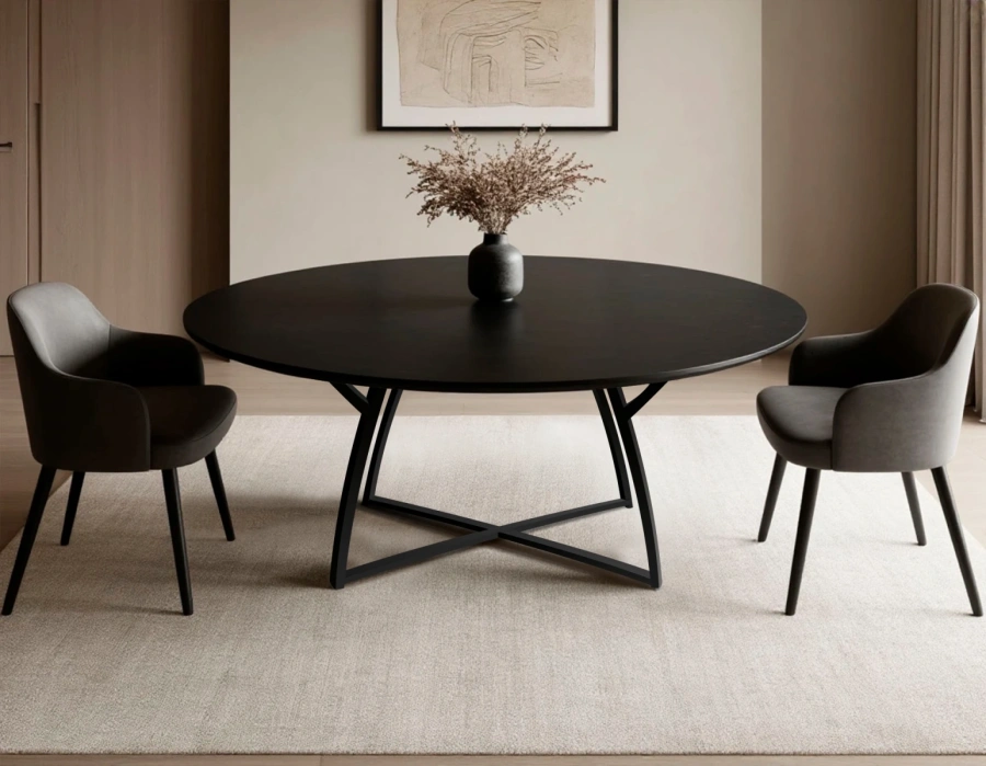 Черный овальный обеденный стол 150см на 80см из массива вяза в современной столовой.