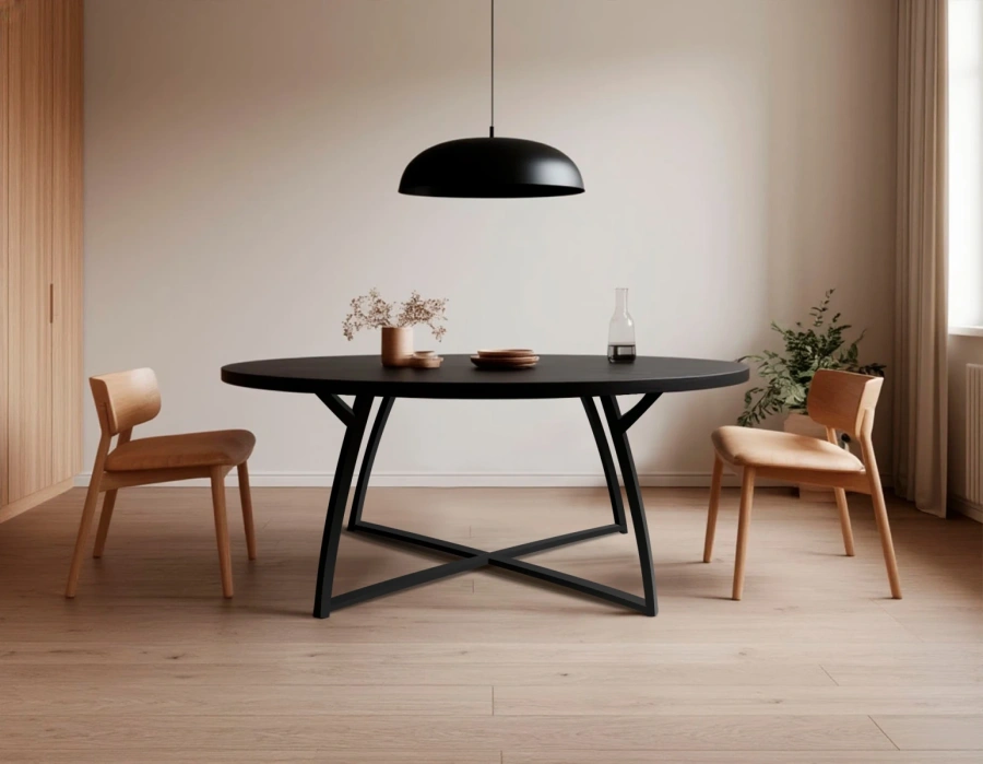 Обеденный стол из черного вяза с геометрическими ножками в светлой столовой в скандинавском стиле с деревянными стульями