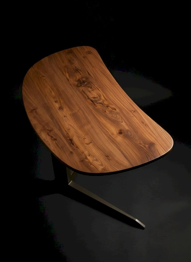 Столешница стола «Bean» — это цельный массив горного вяза (карагача).