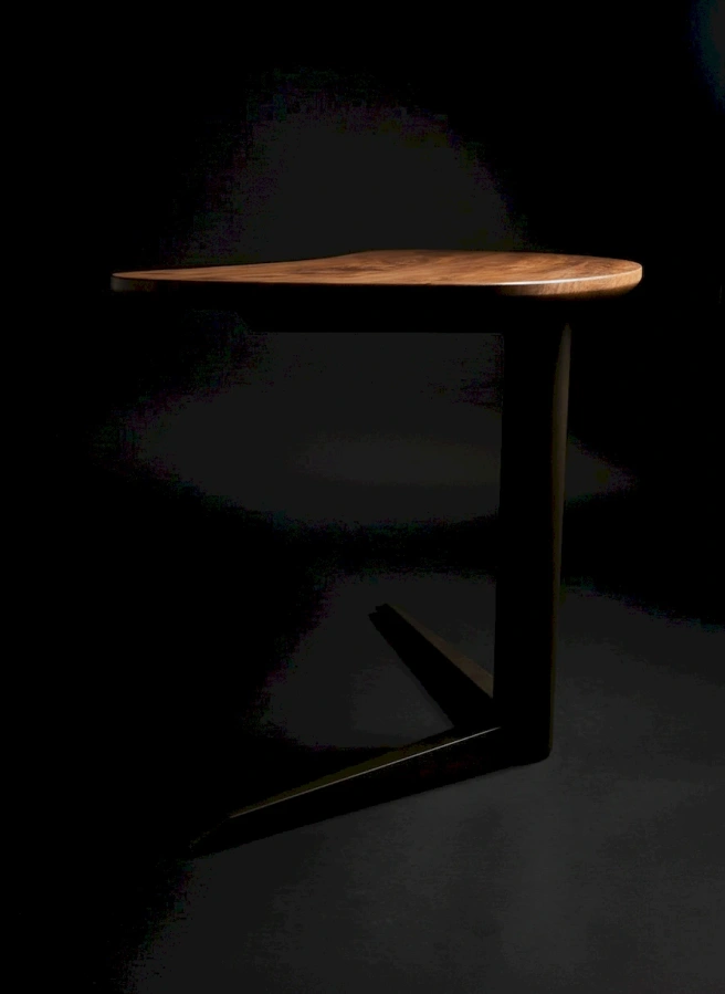 Металлическая ножка и основание стола Bean индустриального дизайна.