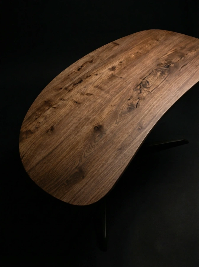 Цельный массив горного вяза - все природные неровности залиты эпоксидной смолой, создавая абсолютно гладкую поверхность