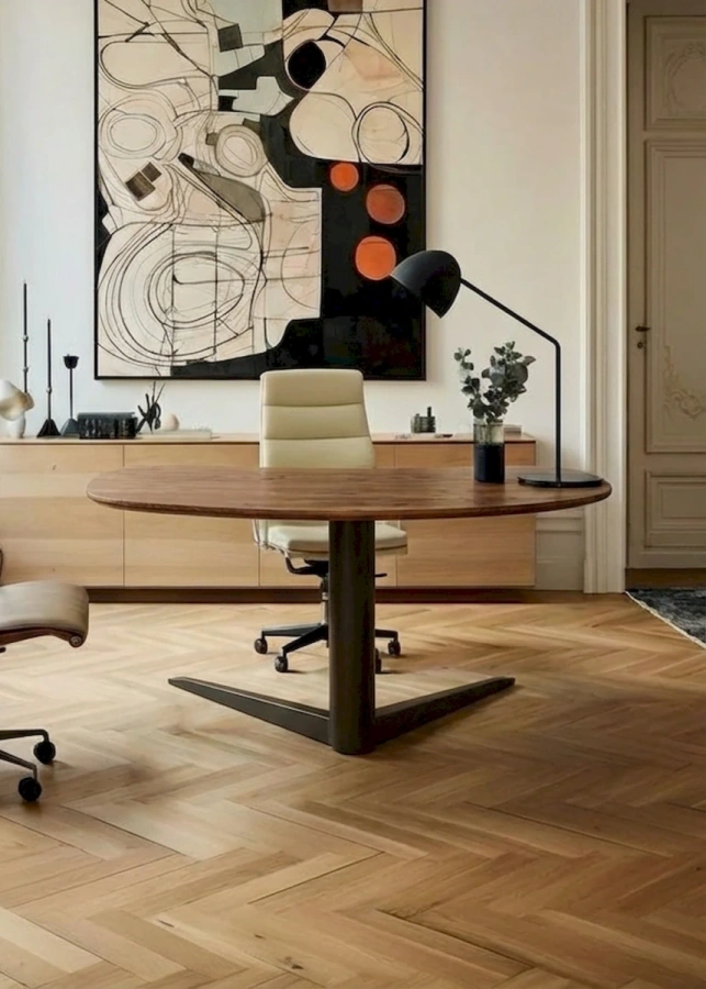  Современный письменный стол Bean на одной металлической ножке со столешницей из массива карагача в интерьере.