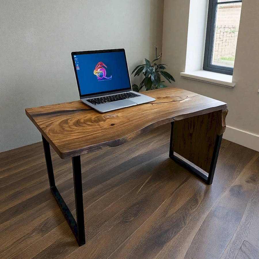 Письменный стол из карагача с эпоксидной смолой как элемент интерьера современного домашнего кабинета