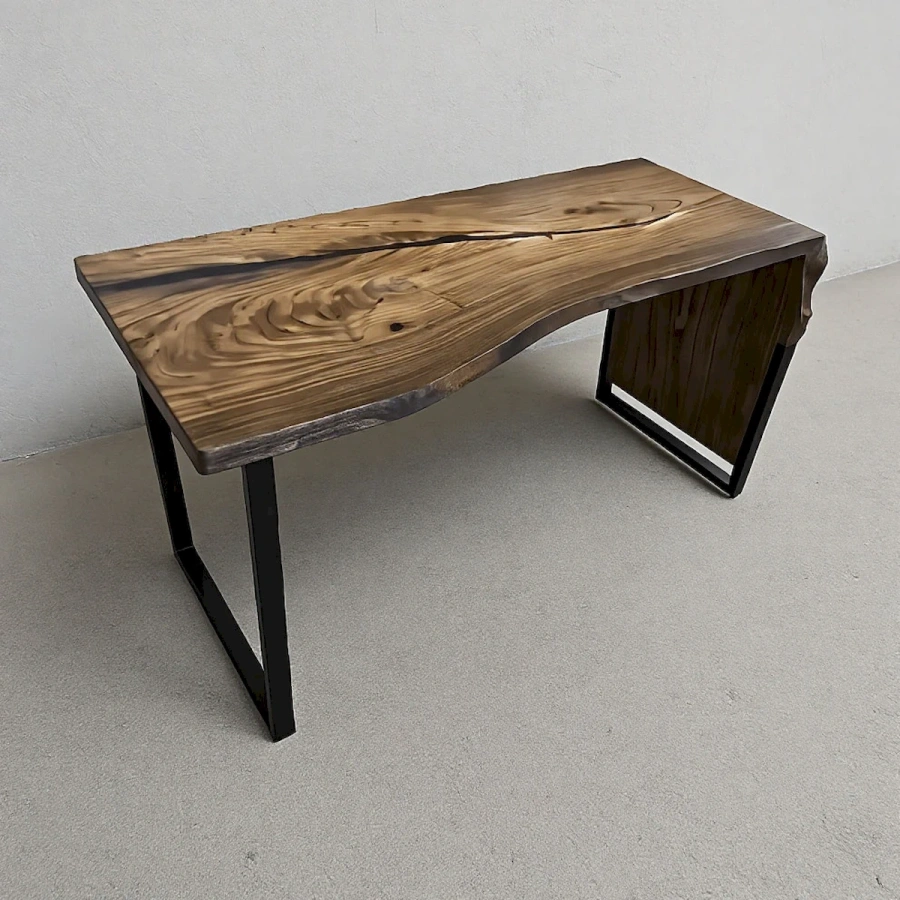 Фактура столешницы: натуральное дерево карагач и прозрачная эпоксидная смола крупным планом