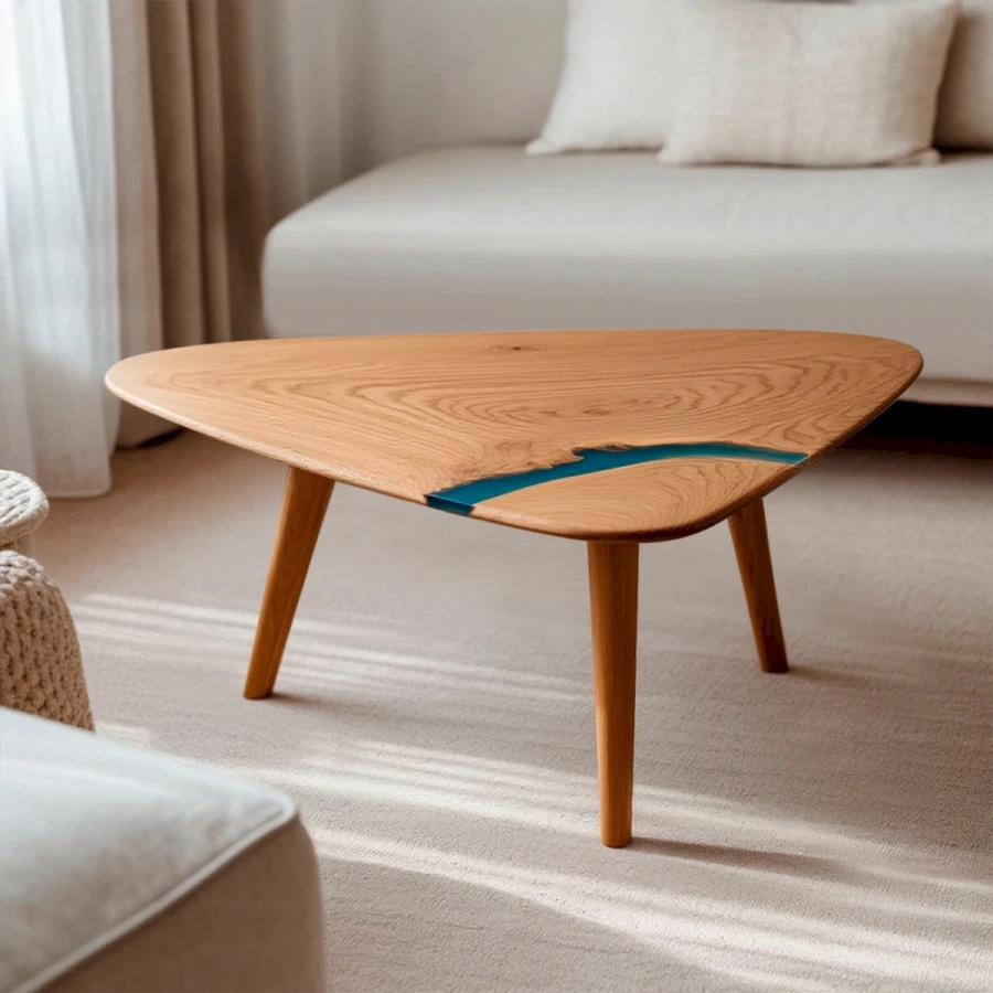 Журнальный столик треугольной формы Медиатор из светлого вяза с бирюзовой эпоксидной смолой в современной гостиной