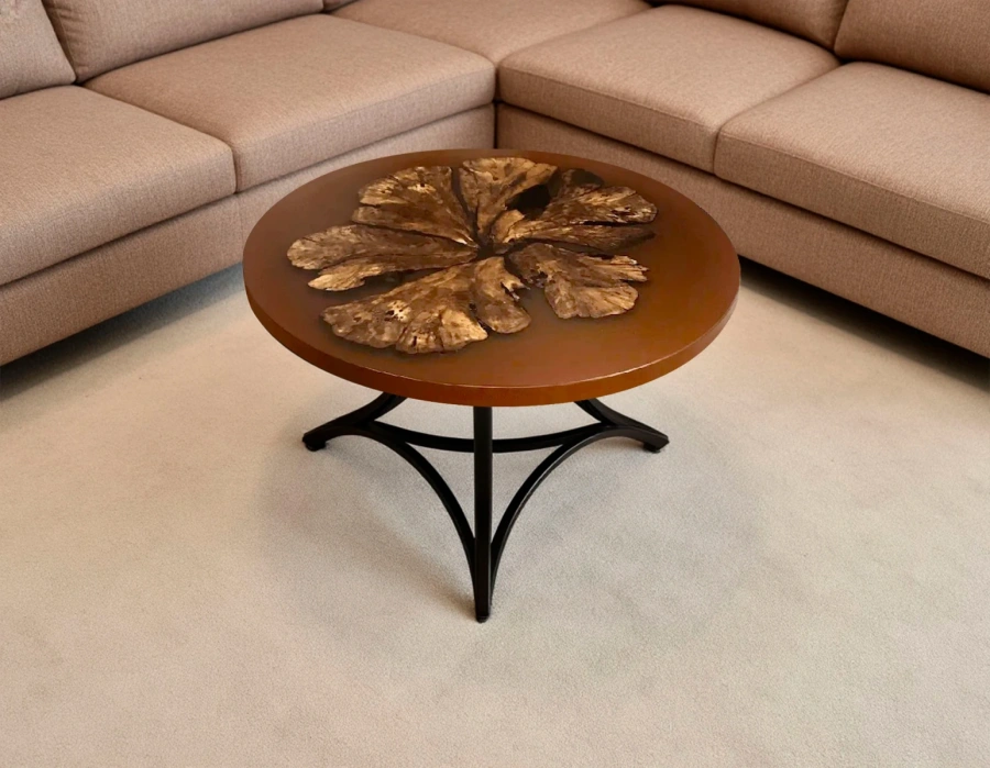  Журнальный столик из спила яблони с эпоксидной смолой в современной гостиной, металлические ножки Art.1252.424