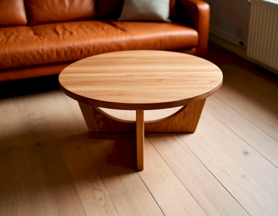 Деревянный журнальный столик в гостиной с кожанным диваном и декором