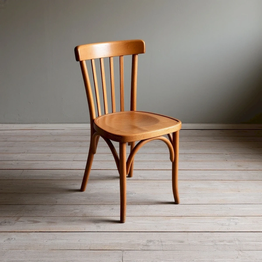 Классический венский деревянный стул тонет с гнутыми ножками и реечной спинкой