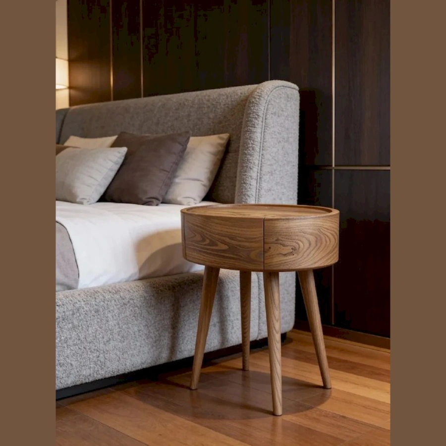 Круглая деревянная тумба Ellipse у кровати в светлой спальне в скандинавском стиле