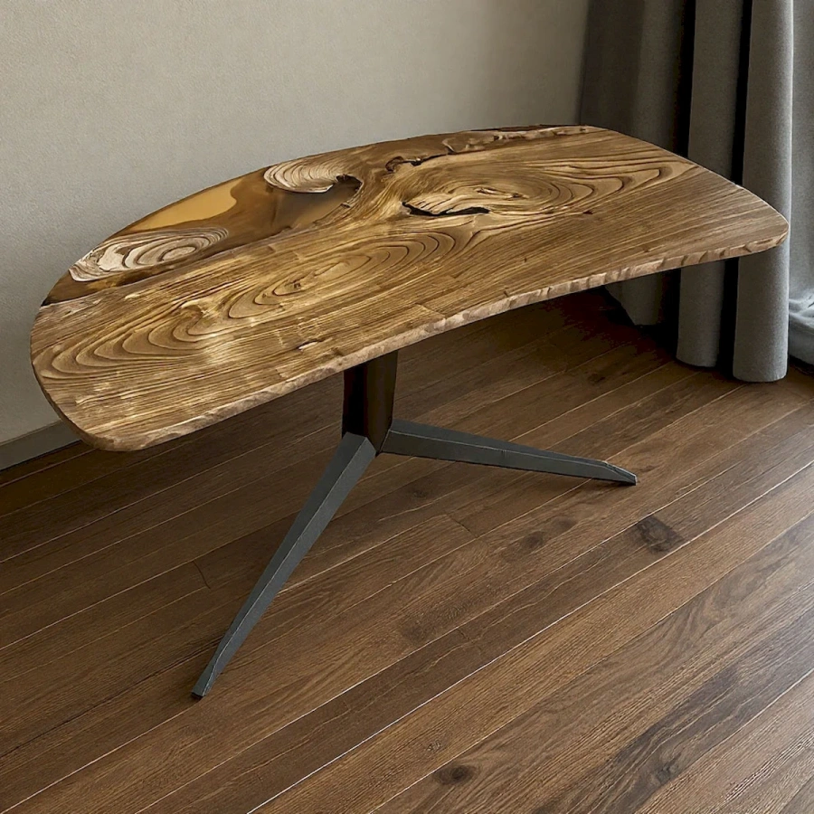 Авторский письменный стол Amber Bean в стиле лофт с янтарной эпоксидной смолой в интерьере кабинета