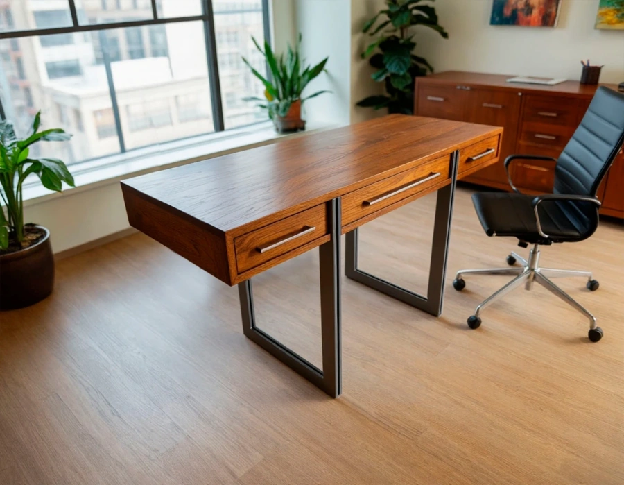 Письменный стол из дерева и металла в современном интерьере домашнего кабинета