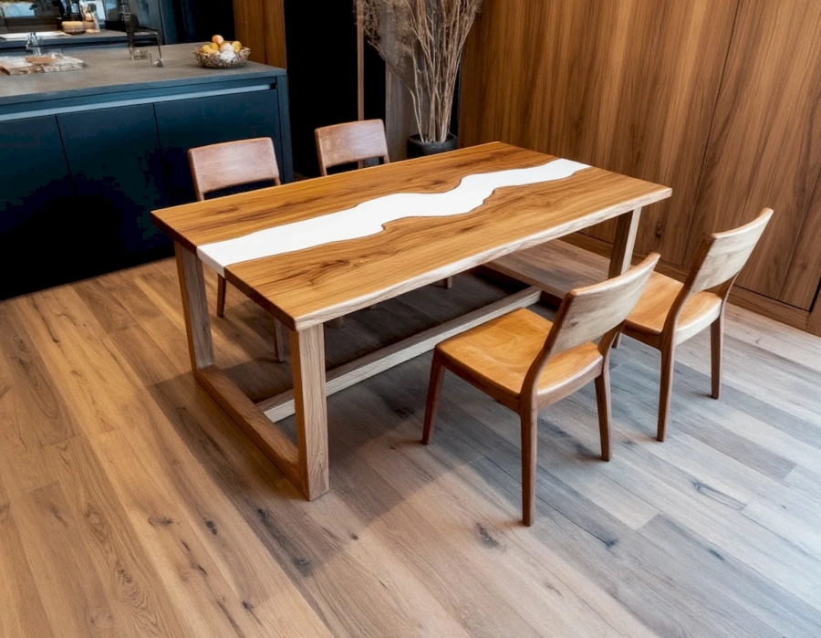 Деревянный стол с эпоксидной вставкой в светлой кухне скандинавского стиля, окруженный стульями