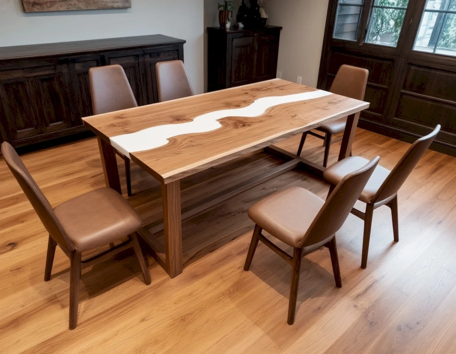 Деревянный обеденный стол с речной вставкой из эпоксидной смолы в интерьере гостиной-столовой