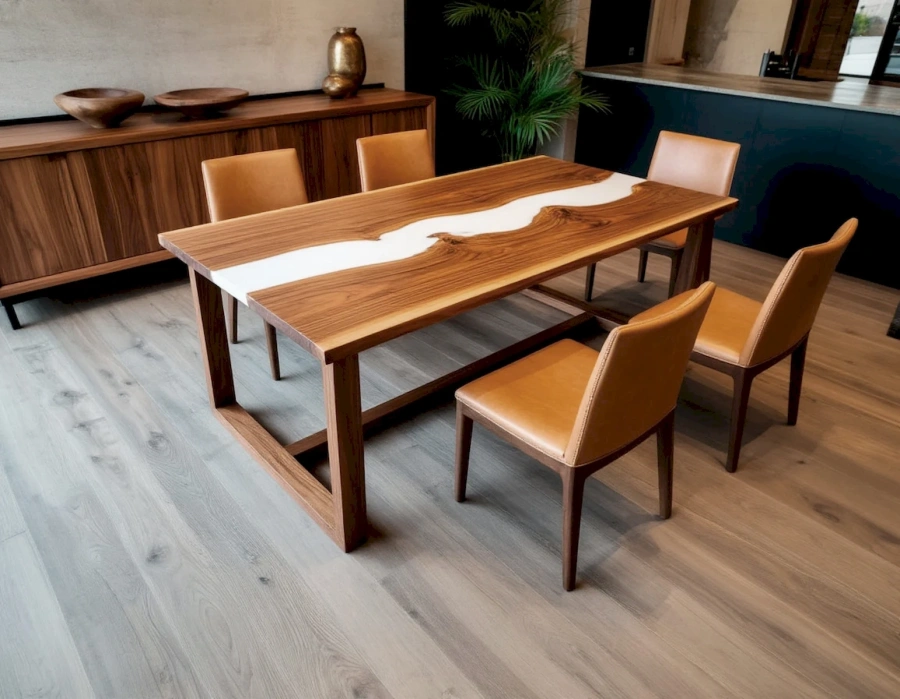 Стол из натурального дерева в светлой кухне в скандинавском стиле, сервированный на 6 персон