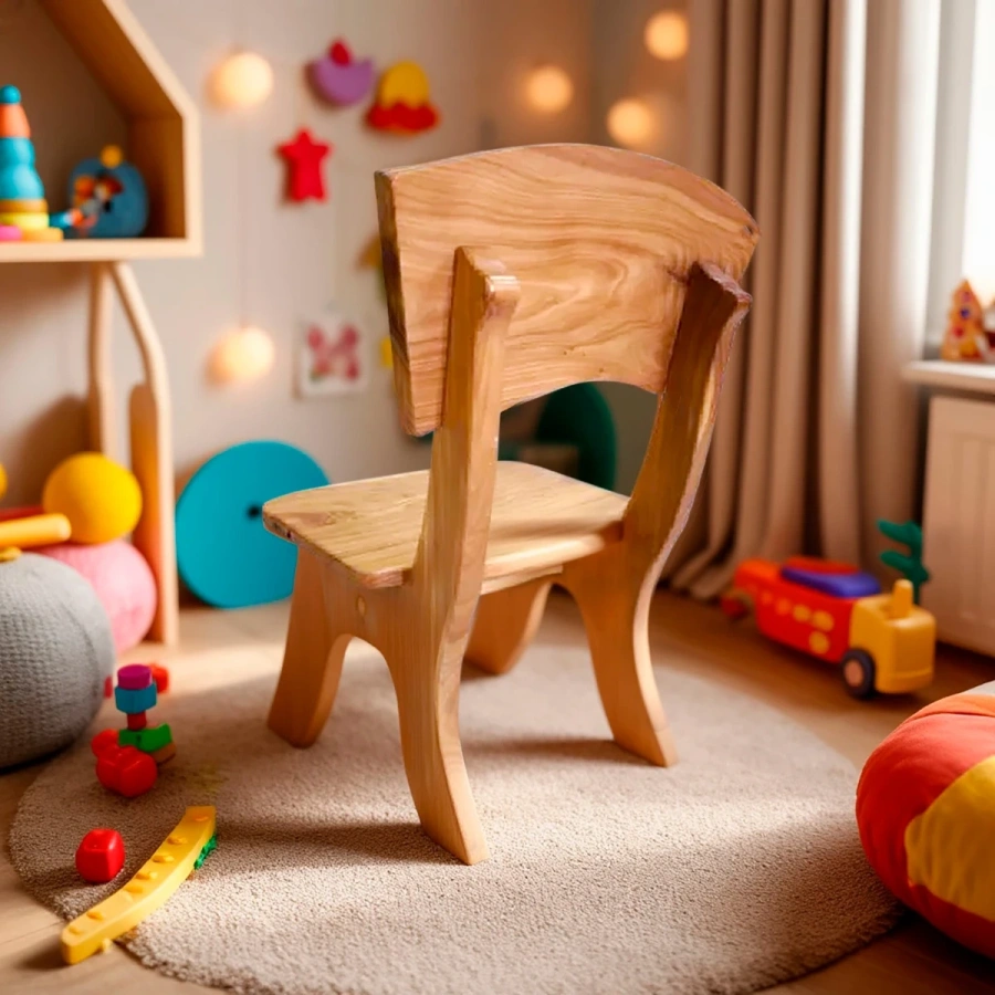 Светлый деревянный стул в минималистичной детской в скандинавском стиле