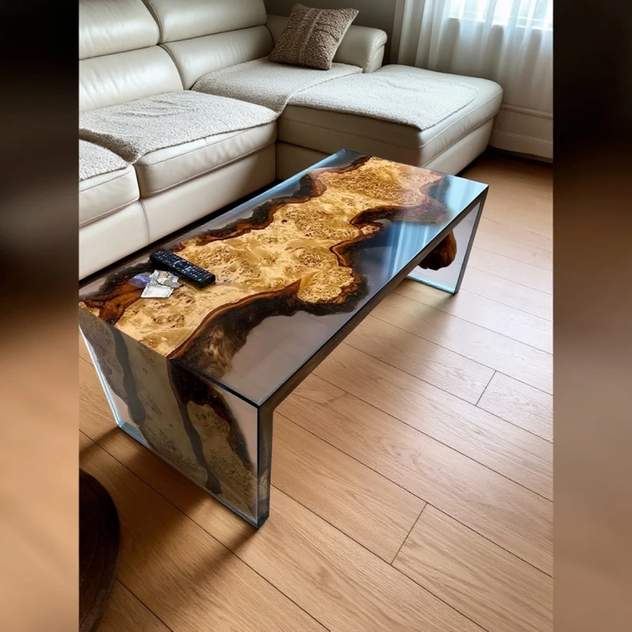 Дизайнерский столик из дерева и смолы в современной гостиной с кирпичной стеной и кожаным диваном