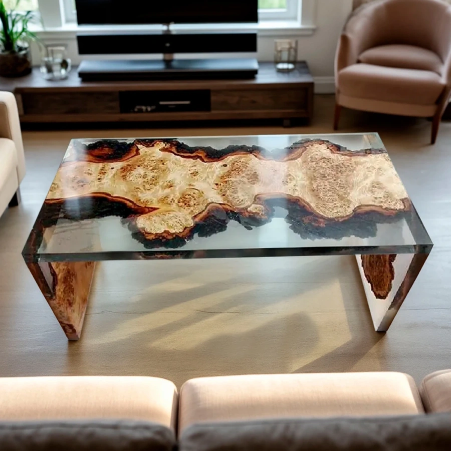 Гладкая глянцевая поверхность столешницы из эпоксидной смолы, отражающая свет и подчёркивающая текстуру дерева