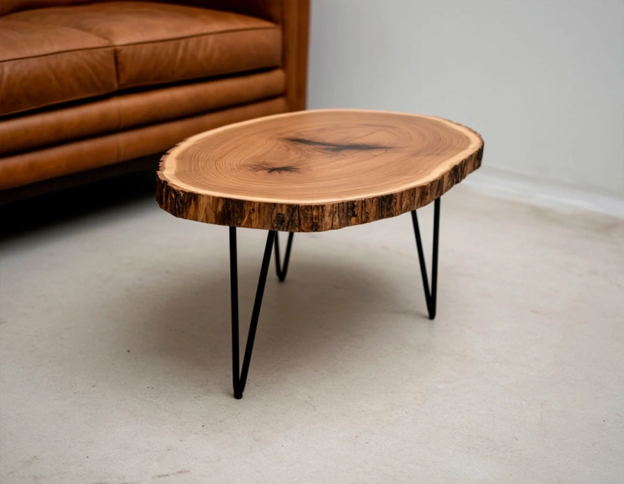 Журнальный стол лофт из спила вяза и металлическими ножками на оне кожанного дивана Art.1252.523