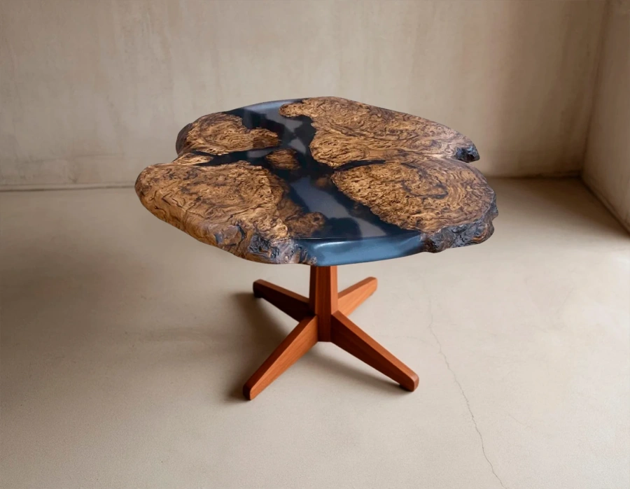 Стол из каштана и эпоксидной смолы как акцент в интерьере лофт с бетонной стеной id-1252.524