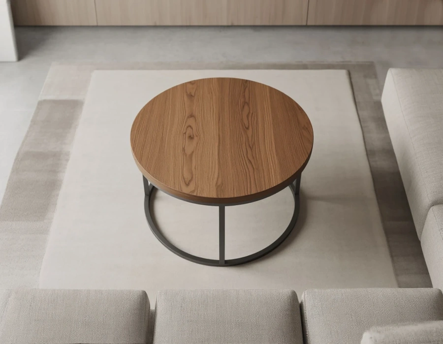 Меньший столик из комплекта используется как приставной у дивана в современной гостиной в минималистическом стиле