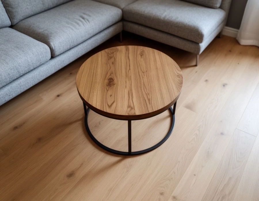 Круглый столик из горного вяза с металлическими ножками в интерьере середины века (mid-century modern)