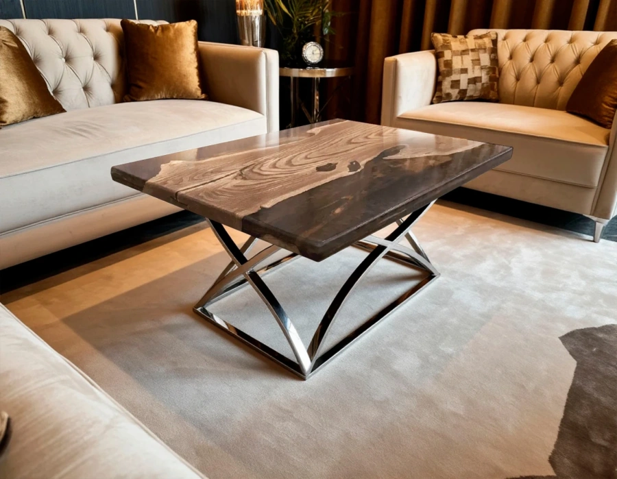 Стол из горного вяза и полированного металла в интерьере гостиной стиля неоклассика