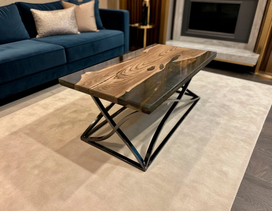 стол из натурального дерева шоколадный цвет в интерьере Ар-деко с камином