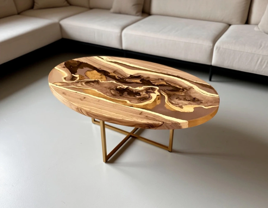 Уникальный журнальный столик ручной работы из светлого массива вяза с золотистой прозрачной эпоксидной смолой и золотистыми металлическими ножками в интерьере гостиной.
