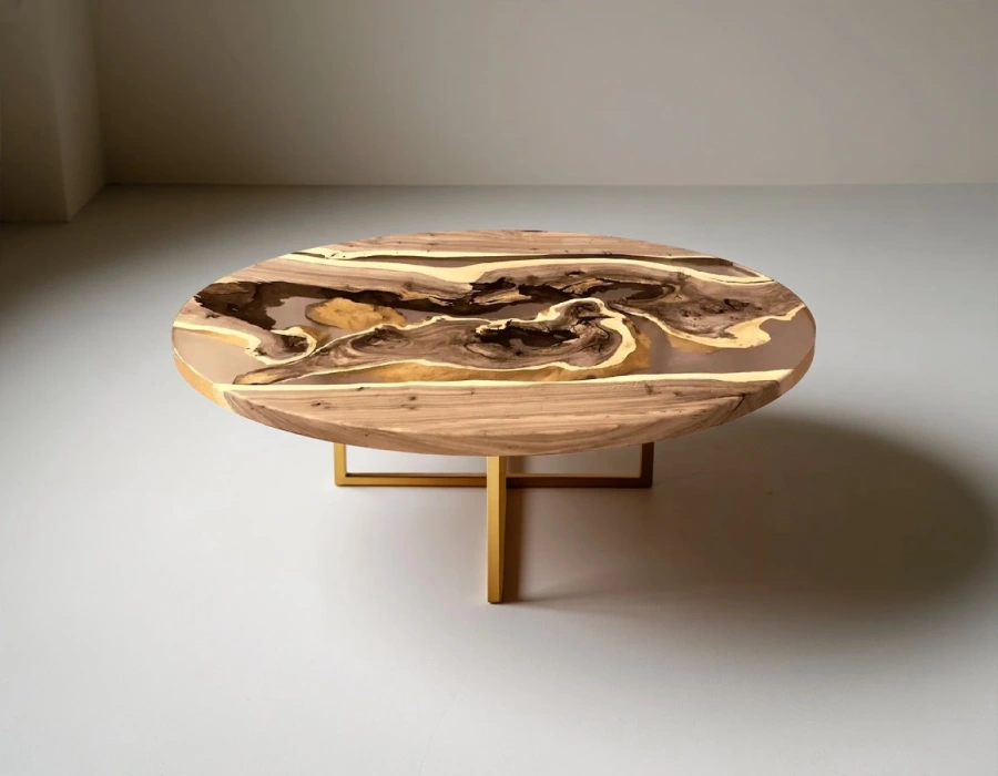 Журнальный столик ручной работы из светлого массива вяза с золотистой прозрачной эпоксидной смолой и золотистыми металлическими ножками