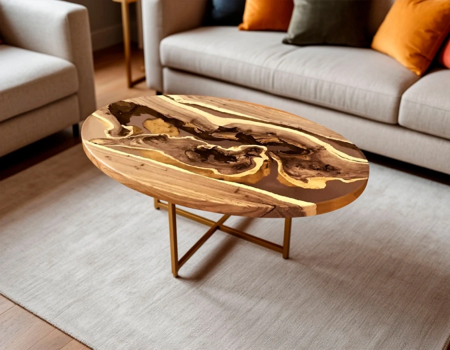 Овальный журнальный столик из массива вяза с золотистой эпоксидной смолой в гостиной на фоне диванов  Art. 1252.529