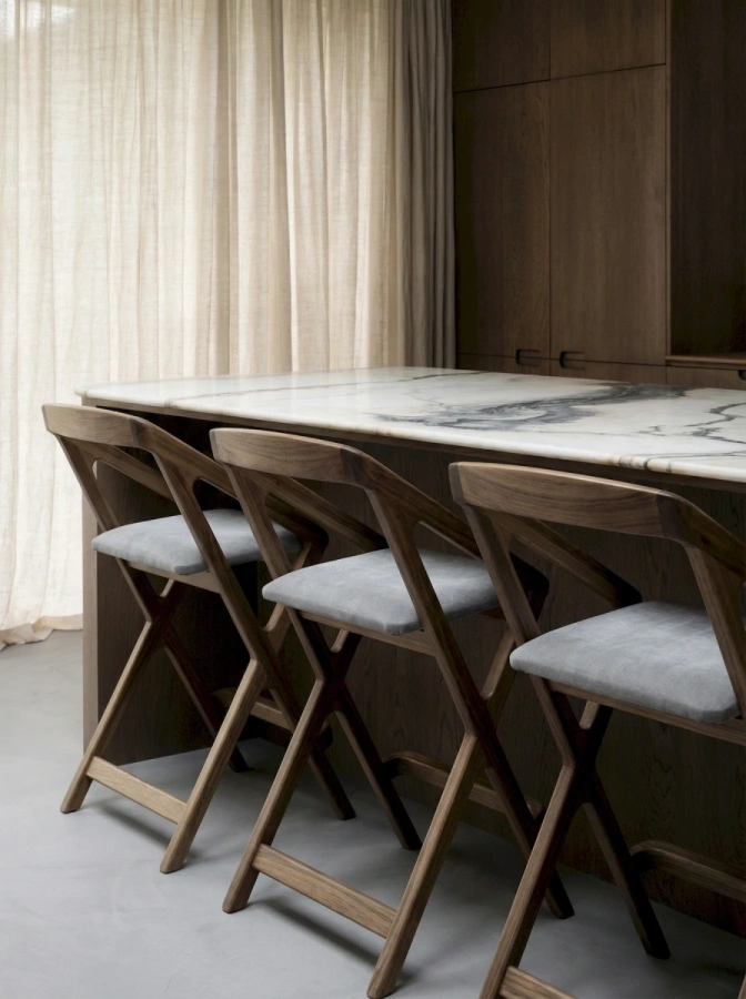 Деревянные барные стулья с мягкими сиденьями в интерьере современной кухни