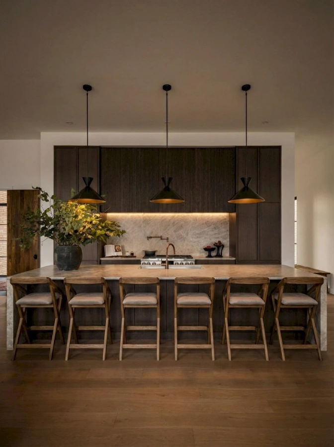 Ряд барных стульев с подлокотниками в интерьере столовой